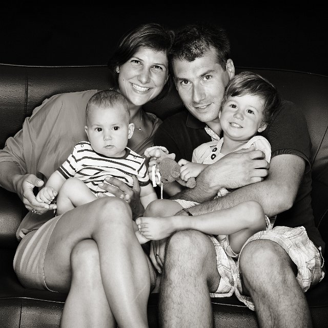 Portrait-famille-studio-photo.jpg - Photos de famille en studio dans la loire et le rhone, Lyon et Saint-etienne