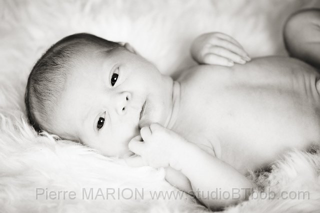 Jeanne_129nb.jpg - Photographe de séance photo de bébé et nouveau-né dans la Loire et le Rhône