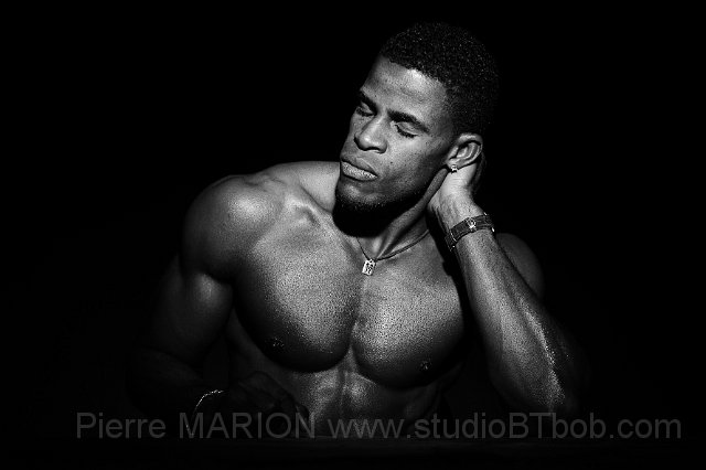 Homme-noir-torse-nu.JPG - Photographe de book, shooting photo en studio et extÃ©rieur sur Lyon - Saint-Ã©tienne - Roanne