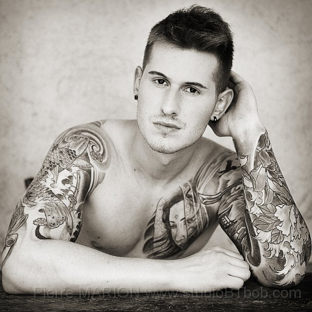 Photo-homme-tatoue-tatouages.jpg - Photographe seance photo homme saint-chamond, lyon, saint-etienne