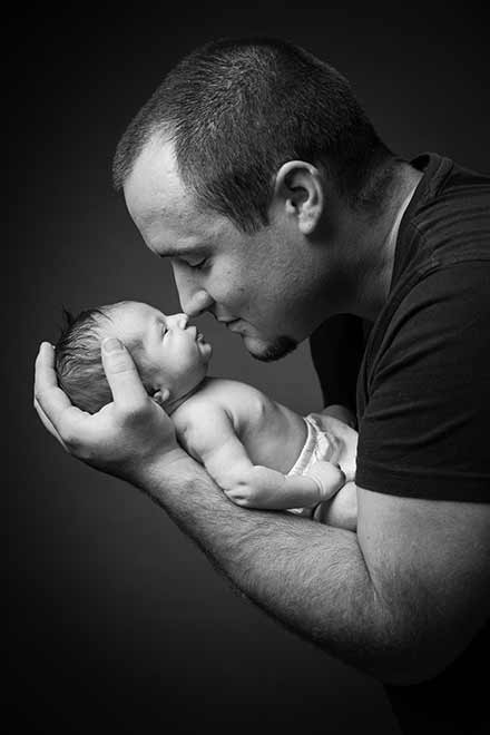 Photographe bébé noir et blanc
