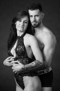 Photo de couple en lingerie et nu