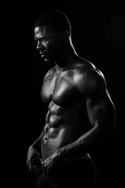 Homme musclé clair obscur noir et blanc