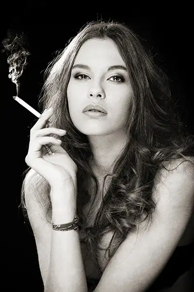 Portrait femme avec cigarette