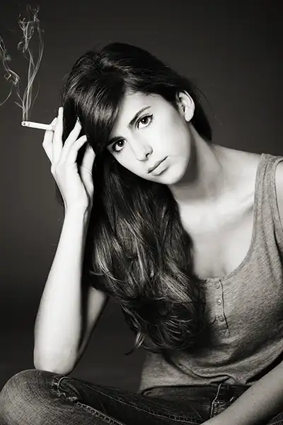 Portrait de fille avec cigarette Saint-Chamond